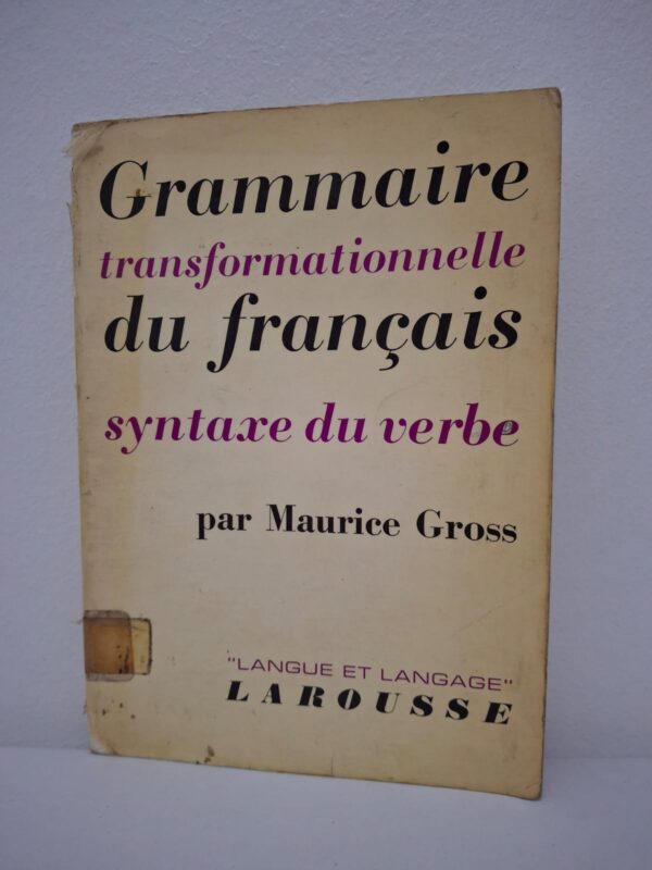 Ce livre applique les principes de la grammaire générative et transformationnelle à l'analyse rigoureuse du système verbal français. L'auteur, Maurice Gross, y explore les structures syntaxiques profondes qui régissent la construction des phrases autour du verbe. L'ouvrage propose une classification scientifique des verbes basée sur leurs propriétés de combinatoire et leurs transformations syntaxiques. C'est un texte de référence pour comprendre l'évolution de la linguistique moderne et la modélisation mathématique du langage