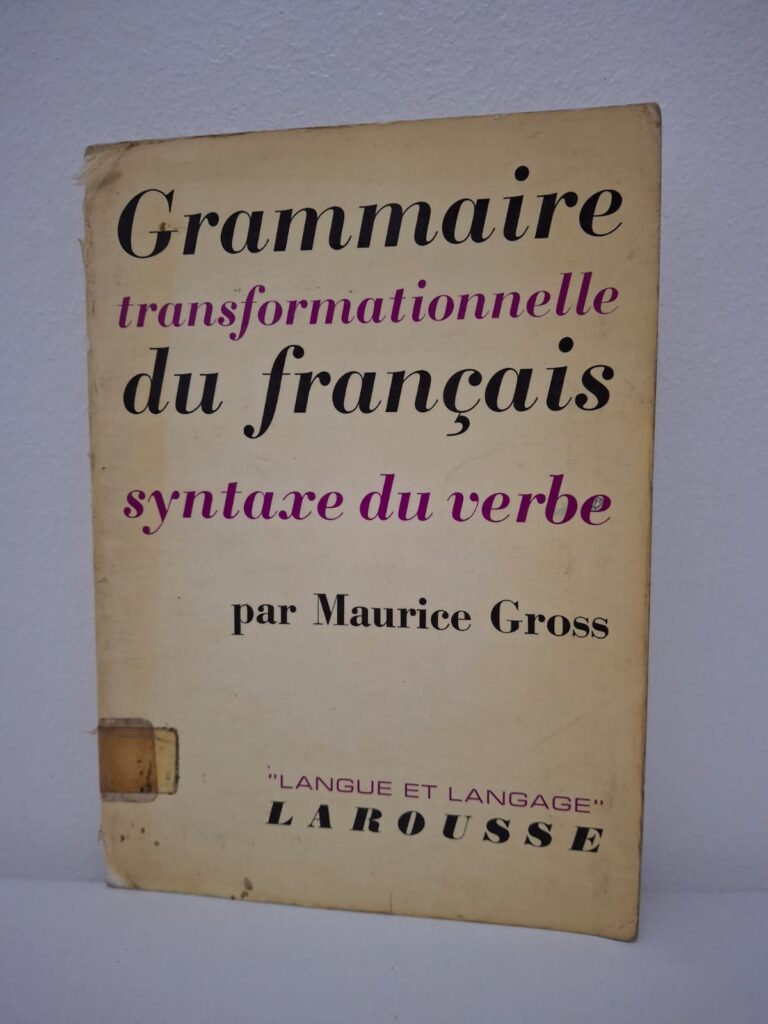 Ce livre applique les principes de la grammaire générative et transformationnelle à l'analyse rigoureuse du système verbal français. L'auteur, Maurice Gross, y explore les structures syntaxiques profondes qui régissent la construction des phrases autour du verbe. L'ouvrage propose une classification scientifique des verbes basée sur leurs propriétés de combinatoire et leurs transformations syntaxiques. C'est un texte de référence pour comprendre l'évolution de la linguistique moderne et la modélisation mathématique du langage