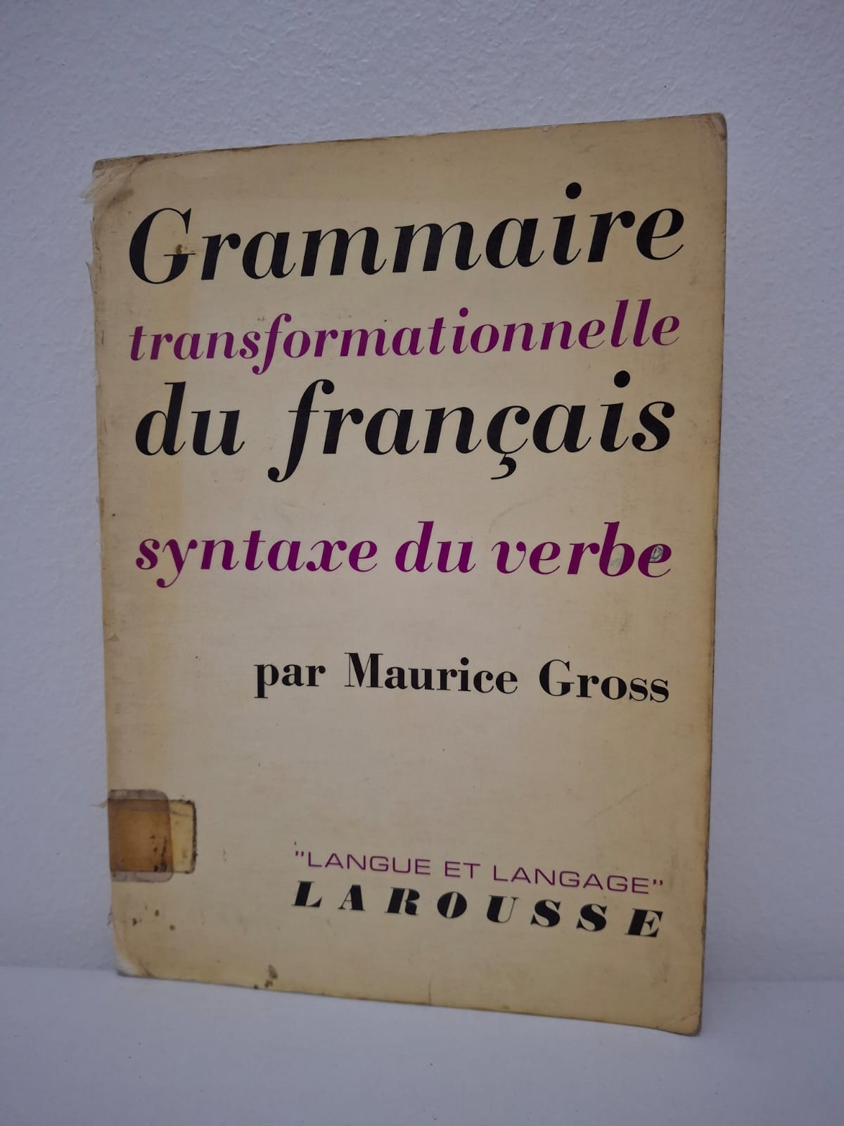Grammaire transformationnelle du français : syntaxe du verbe par Maurice Gross. Ce livre applique les principes de la grammaire générative et transformationnelle à l'analyse rigoureuse du système verbal français. L'auteur, Maurice Gross, y explore les structures syntaxiques profondes qui régissent la construction des phrases autour du verbe. L'ouvrage propose une classification scientifique des verbes basée sur leurs propriétés de combinatoire et leurs transformations syntaxiques. C'est un texte de référence pour comprendre l'évolution de la linguistique moderne et la modélisation mathématique du langage