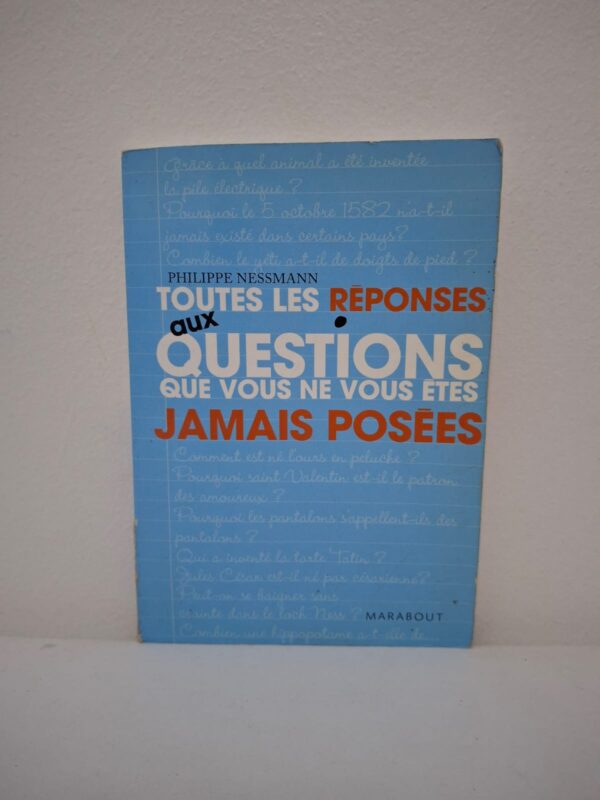 L'auteur répond avec humour et simplicité à une multitude d'interrogations insolites sur la nourriture, les inventions ou l'astronomie. L'ouvrage explique l'origine de phénomènes quotidiens et de faits historiques méconnus, comme l'invention de la pile électrique ou de la tarte Tatin. Le livre est structuré pour permettre une lecture picorée, offrant des explications claires sur des sujets aussi variés que l'écologie ou les noms des notes de musique. C'est un outil idéal de culture générale qui permet d'apprendre en s'amusant, rendant les sciences et l'histoire accessibles à tous les curieux.