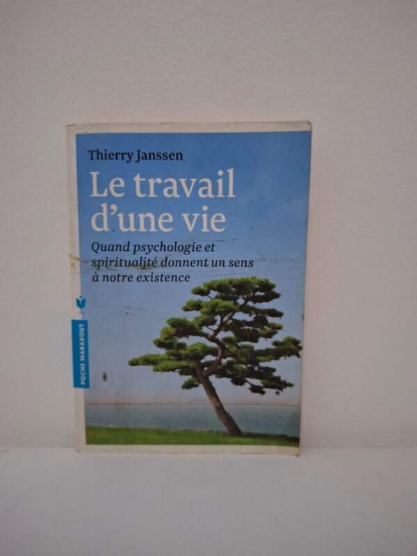 Thierry Janssen, ancien chirurgien devenu psychothérapeute, nous guide vers une compréhension profonde de la santé et de l'épanouissement personnel. Il explore comment nos blessures émotionnelles et nos quêtes spirituelles s'entremêlent pour façonner notre identité tout au long de notre parcours terrestre. À travers des réflexions philosophiques et des conseils pratiques, il encourage le lecteur à écouter son intuition et à aligner ses actions sur ses valeurs essentielles. L'ouvrage propose finalement de transformer chaque expérience vécue en une opportunité de croissance pour donner un sens véritable et durable à son existence.