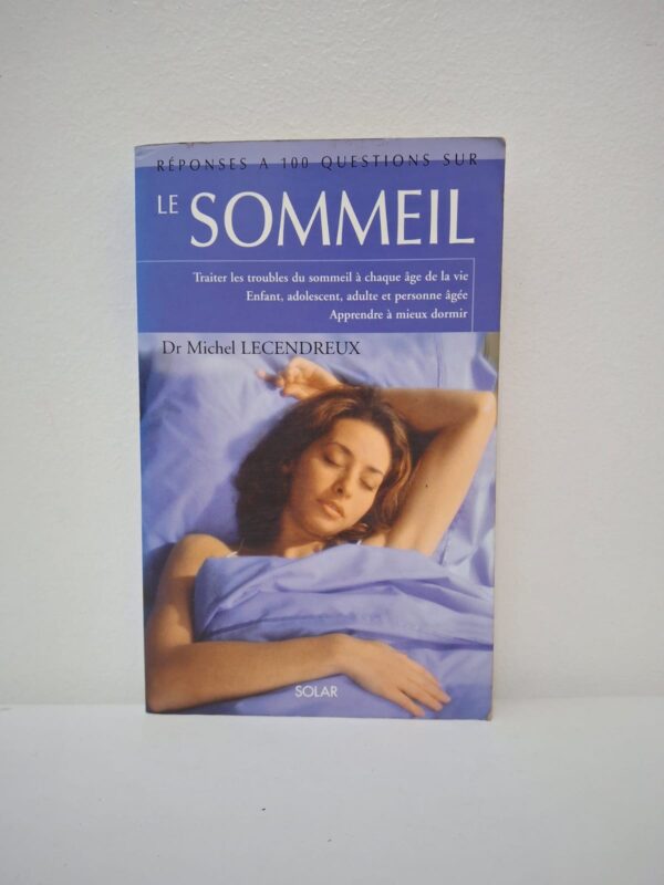 Ce guide pratique, structuré sous forme de réponses à 100 questions essentielles, offre une expertise médicale complète sur les mécanismes et les troubles du sommeil. Le Dr Michel Lecendreux, spécialiste du sujet, y aborde les problématiques spécifiques à chaque étape de l'existence : de l'enfant et l'adolescent à l'adulte et la personne âgée. L'ouvrage explique le fonctionnement des cycles du sommeil et propose des solutions concrètes pour traiter l'insomnie, les apnées du sommeil, les cauchemars ou encore les décalages de rythme. L'objectif est d'aider le lecteur à comprendre ses propres difficultés et à adopter une meilleure hygiène de vie pour "apprendre à mieux dormir". C'est un outil pédagogique clair et accessible qui permet de démystifier les pathologies liées au repos et de retrouver un sommeil réparateur, garant d'une bonne santé physique et mentale