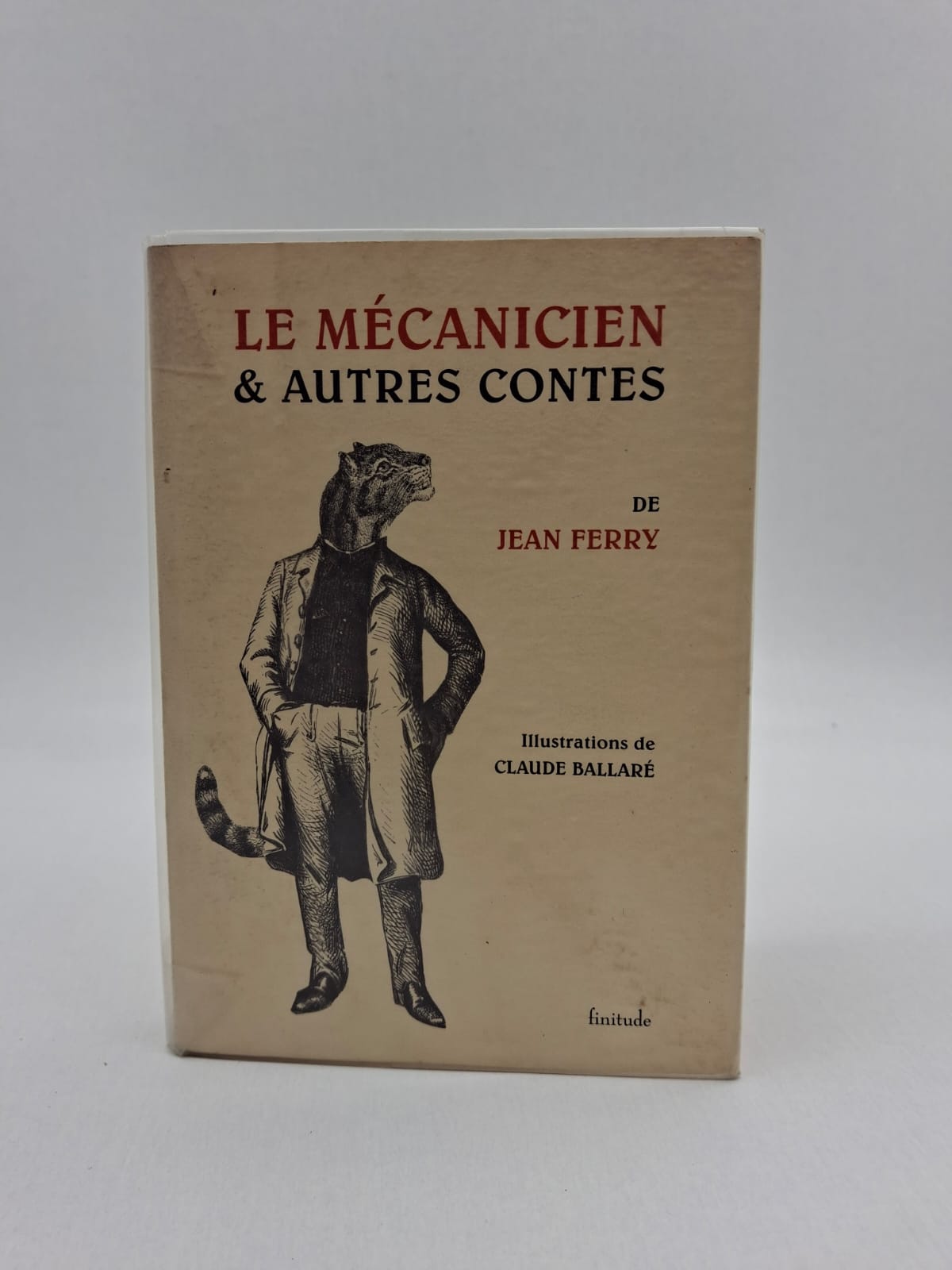 Le Mécanicien & autres contes — Jean Ferry Ce recueil rassemble la quasi-totalité de l'œuvre narrative de Jean Ferry, une figure singulière et discrète du surréalisme. À travers des contes d'une brièveté percutante, l'auteur déploie un univers insolite où l'absurde côtoie une mélancolie profonde. Ferry y explore les thèmes de l'errance, des voyages immobiles et des rencontres impossibles, le tout porté par une écriture d'une précision classique qui rend l'irruption de l'étrange d'autant plus saisissante. On y croise des personnages étranges, comme ce mécanicien qui donne son titre au recueil, évoluant dans des paysages qui semblent issus de rêves ou de souvenirs lointains. Ces textes, admirés par André Breton et Raymond Queneau, se distinguent par un humour teinté de désespoir et une poésie de l'insolite. L'ouvrage est magnifiquement complété par les illustrations de Claude Ballaré, dont l'esthétique onirique dialogue parfaitement avec l'imaginaire déroutant de Ferry