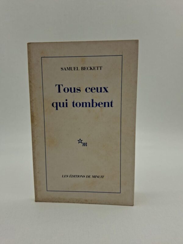 Initialement écrite en anglais (All That Fall) à la demande de la BBC, cette pièce marque une étape importante dans l'œuvre de Samuel Beckett en explorant les possibilités narratives du son. Le récit suit Maddy Rooney, une vieille femme accablée par ses infirmités, qui traîne sa carcasse vers la gare de Boghill pour faire une surprise à son mari aveugle, Dan, à l'occasion de son anniversaire. Au fil de son périple, elle rencontre divers personnages et s'enfonce dans une atmosphère de décrépitude et de désespoir, ponctuée d'humour noir. La pièce culmine avec le retour mystérieux de Dan et le récit d'un retard de train qui cache peut-être un drame indicible. Beckett utilise le support radiophonique pour créer un univers de bruits, de silences et de voix qui soulignent la solitude radicale et l'échec de la communication humaine. C’est une méditation cruelle et poétique sur la vieillesse, la mort et la persistance du désir de vivre malgré