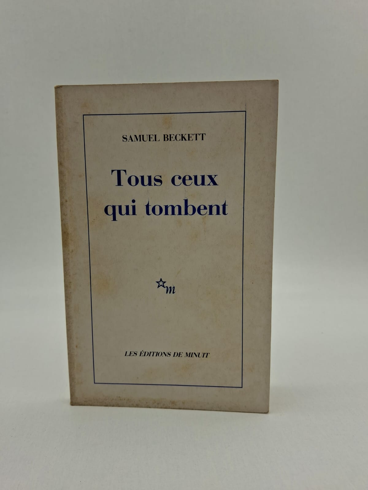 Tous ceux qui tombent — Samuel Beckett Initialement écrite en anglais (All That Fall) à la demande de la BBC, cette pièce marque une étape importante dans l'œuvre de Samuel Beckett en explorant les possibilités narratives du son. Le récit suit Maddy Rooney, une vieille femme accablée par ses infirmités, qui traîne sa carcasse vers la gare de Boghill pour faire une surprise à son mari aveugle, Dan, à l'occasion de son anniversaire. Au fil de son périple, elle rencontre divers personnages et s'enfonce dans une atmosphère de décrépitude et de désespoir, ponctuée d'humour noir. La pièce culmine avec le retour mystérieux de Dan et le récit d'un retard de train qui cache peut-être un drame indicible. Beckett utilise le support radiophonique pour créer un univers de bruits, de silences et de voix qui soulignent la solitude radicale et l'échec de la communication humaine. C’est une méditation cruelle et poétique sur la vieillesse, la mort et la persistance du désir de vivre malgré