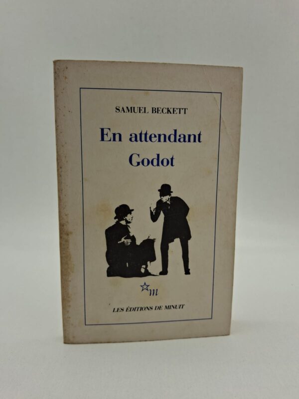 Sur une route de campagne, près d'un arbre, deux vagabonds nommés Vladimir et Estragon attendent un certain Godot, dont ils ne savent presque rien, pas même s'ils l'ont déjà rencontré. Pour passer le temps et tromper l'ennui de cette attente interminable, ils discutent, se disputent, mangent une carotte et rencontrent Pozzo, un maître cruel, accompagné de son esclave Lucky. À la fin de chaque acte, un jeune garçon vient leur annoncer que Godot ne viendra pas ce soir, mais "sûrement demain". La pièce explore avec une dérision tragique le vide de l'existence, la répétition cyclique du temps et l'espoir dérisoire mais nécessaire qui maintient l'être humain en vie. À travers un langage minimaliste et des situations répétitives, Beckett redéfinit les codes du théâtre mondial, transformant l'inaction en une métaphore universelle de la condition humaine.