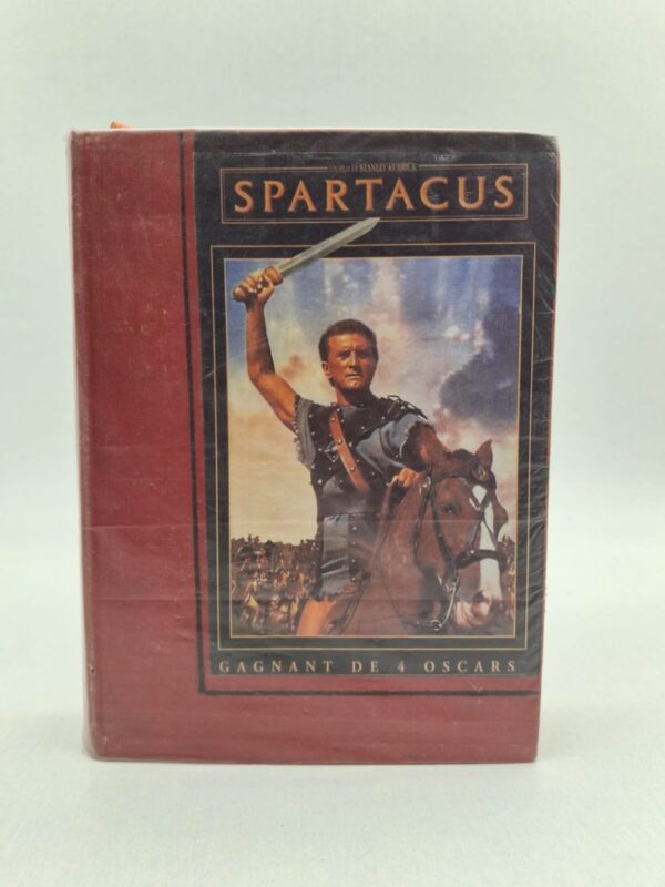 Ce livre est le roman original d'Howard Fast qui a inspiré le célèbre film de Stanley Kubrick (dont l'acteur Kirk Douglas orne ici la couverture). Il retrace l'épopée héroïque et tragique de Spartacus, un esclave thrace devenu gladiateur, qui prit la tête d'une immense révolte contre la République romaine en 73 av. J.-C. Au-delà de la fresque historique et des scènes de batailles épiques, le récit est une vibrante célébration de la lutte pour la liberté et de la dignité humaine face à la tyrannie. Howard Fast, écrivain engagé, utilise cette révolte antique pour porter un message universel sur la résistance des opprimés. L'ouvrage explore la psychologie des chefs rebelles mais aussi la décadence et la cruauté de l'aristocratie romaine, incarnée par Crassus. C'est une œuvre puissante où le souffle de l'aventure rencontre une réflexion profonde sur l'égalité et le sacrifice
