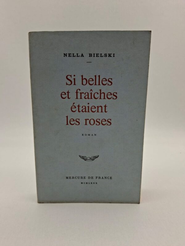 Premier roman de Nella Bielski publié en France, cet ouvrage emprunte son titre à une célèbre phrase d'Ivan Tourgueniev pour dresser le portrait d'une femme naviguant entre son passé en Union soviétique et sa nouvelle vie à Paris. Le récit explore avec une mélancolie subtile les thèmes de la mémoire, du déracinement et de la quête d'identité. À travers une écriture épurée et sensible, l'auteure dépeint les contrastes entre la rigueur d'un pays qu'elle a quitté et la liberté, parfois vertigineuse, de l'Occident. C'est une réflexion sur le temps qui passe, les illusions perdues et la beauté fragile des souvenirs qui, comme des roses, finissent par se faner tout en laissant une empreinte indélébile. Le livre se distingue par son ton intimiste et sa capacité à capter les détails les plus infimes de l'âme humaine face au changement