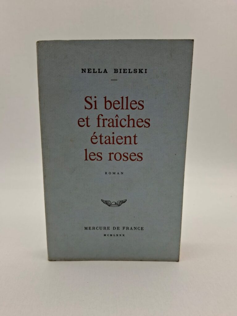 Premier roman de Nella Bielski publié en France, cet ouvrage emprunte son titre à une célèbre phrase d'Ivan Tourgueniev pour dresser le portrait d'une femme naviguant entre son passé en Union soviétique et sa nouvelle vie à Paris. Le récit explore avec une mélancolie subtile les thèmes de la mémoire, du déracinement et de la quête d'identité. À travers une écriture épurée et sensible, l'auteure dépeint les contrastes entre la rigueur d'un pays qu'elle a quitté et la liberté, parfois vertigineuse, de l'Occident. C'est une réflexion sur le temps qui passe, les illusions perdues et la beauté fragile des souvenirs qui, comme des roses, finissent par se faner tout en laissant une empreinte indélébile. Le livre se distingue par son ton intimiste et sa capacité à capter les détails les plus infimes de l'âme humaine face au changement