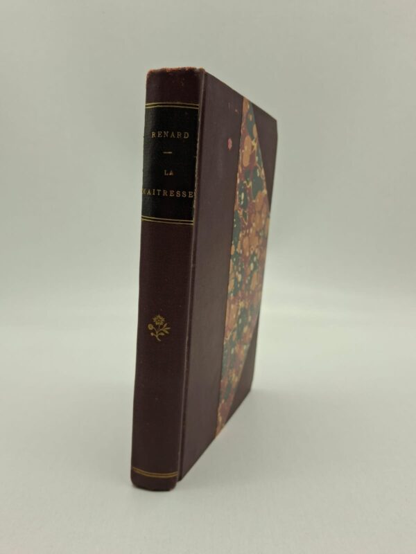 La Maîtresse est l'une des œuvres de jeunesse de Jules Renard, l'auteur du célèbre Poil de Carotte. Dans ce court roman, l'auteur dépeint avec sa plume acérée, concise et souvent ironique les complexités d'une liaison amoureuse. Fidèle à son style naturaliste, Renard observe les petits travers, les mesquineries et la psychologie des rapports humains sans fard. Cette édition est particulièrement précieuse car elle contient les illustrations de Félix Vallotton, dont le trait synthétique et moderne s'accorde parfaitement avec l'économie de mots de Jules Renard. L'ouvrage explore la vie de bohème et les désillusions sentimentales avec une lucidité qui annonce la grande maturité stylistique de l'auteur.
