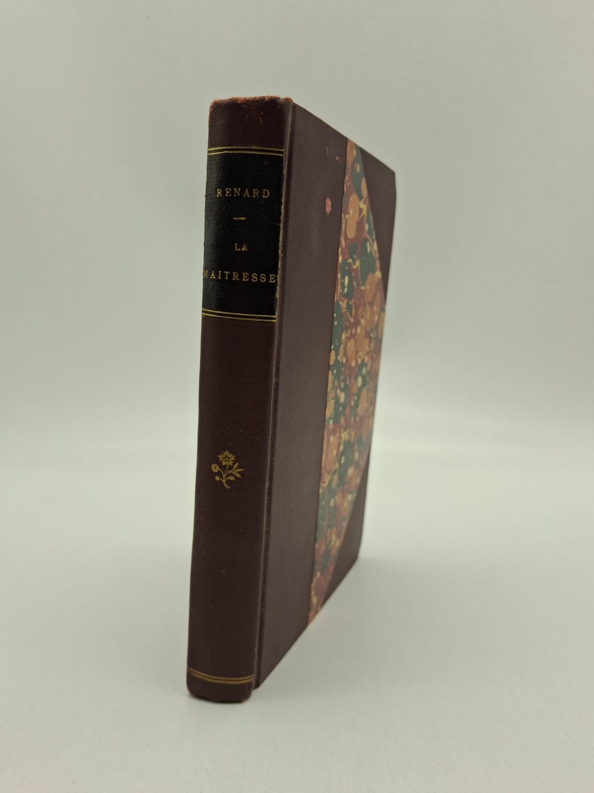La Maîtresse — Jules Renard La Maîtresse est l'une des œuvres de jeunesse de Jules Renard, l'auteur du célèbre Poil de Carotte. Dans ce court roman, l'auteur dépeint avec sa plume acérée, concise et souvent ironique les complexités d'une liaison amoureuse. Fidèle à son style naturaliste, Renard observe les petits travers, les mesquineries et la psychologie des rapports humains sans fard. Cette édition est particulièrement précieuse car elle contient les illustrations de Félix Vallotton, dont le trait synthétique et moderne s'accorde parfaitement avec l'économie de mots de Jules Renard. L'ouvrage explore la vie de bohème et les désillusions sentimentales avec une lucidité qui annonce la grande maturité stylistique de l'auteur.