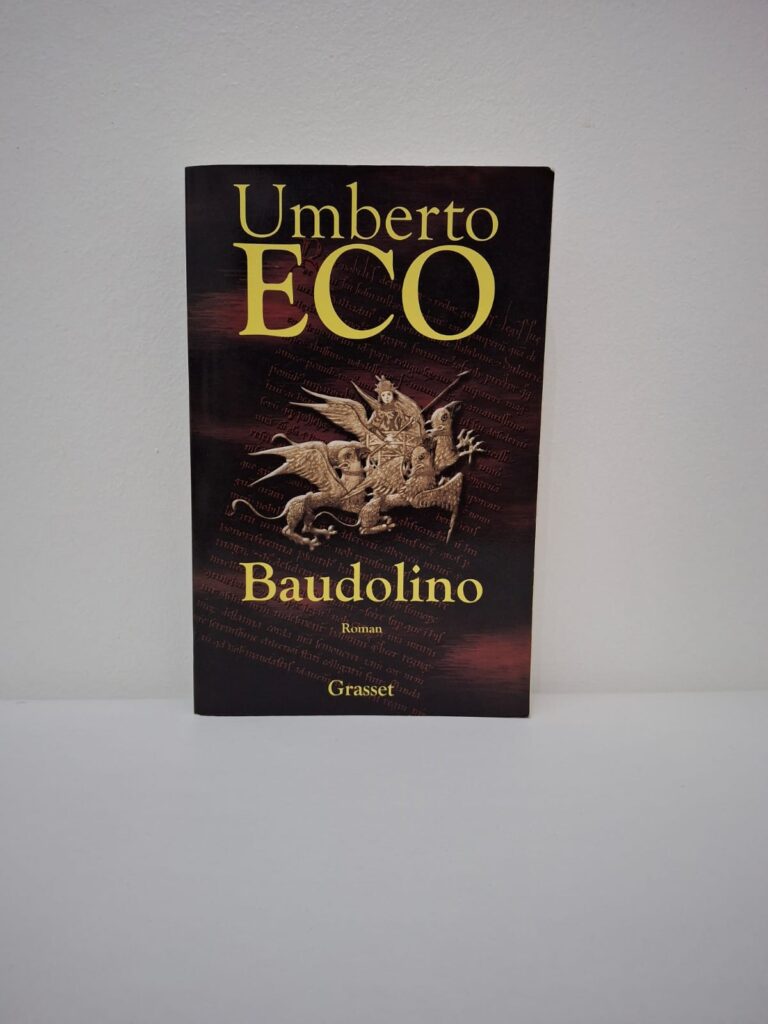 Baudolino, un jeune paysan piémontais doté d'une imagination sans limite, devient le fils adoptif de l'empereur Frédéric Barberousse qu'il conseille tout au long de ses conquêtes. Entre la cour impériale, les bancs de l'université de Paris et la troisième croisade, il invente des reliques et des mondes lointains, dont le mythique royaume du Prêtre Jean. Ses mensonges finissent par créer l'Histoire elle-même, mêlant pillages, intrigues politiques et quêtes mystiques peuplées de créatures fantastiques. Umberto Eco signe ici une fresque picaresque où le rire dispute sans cesse à l'émotion la vérité des faits passés.