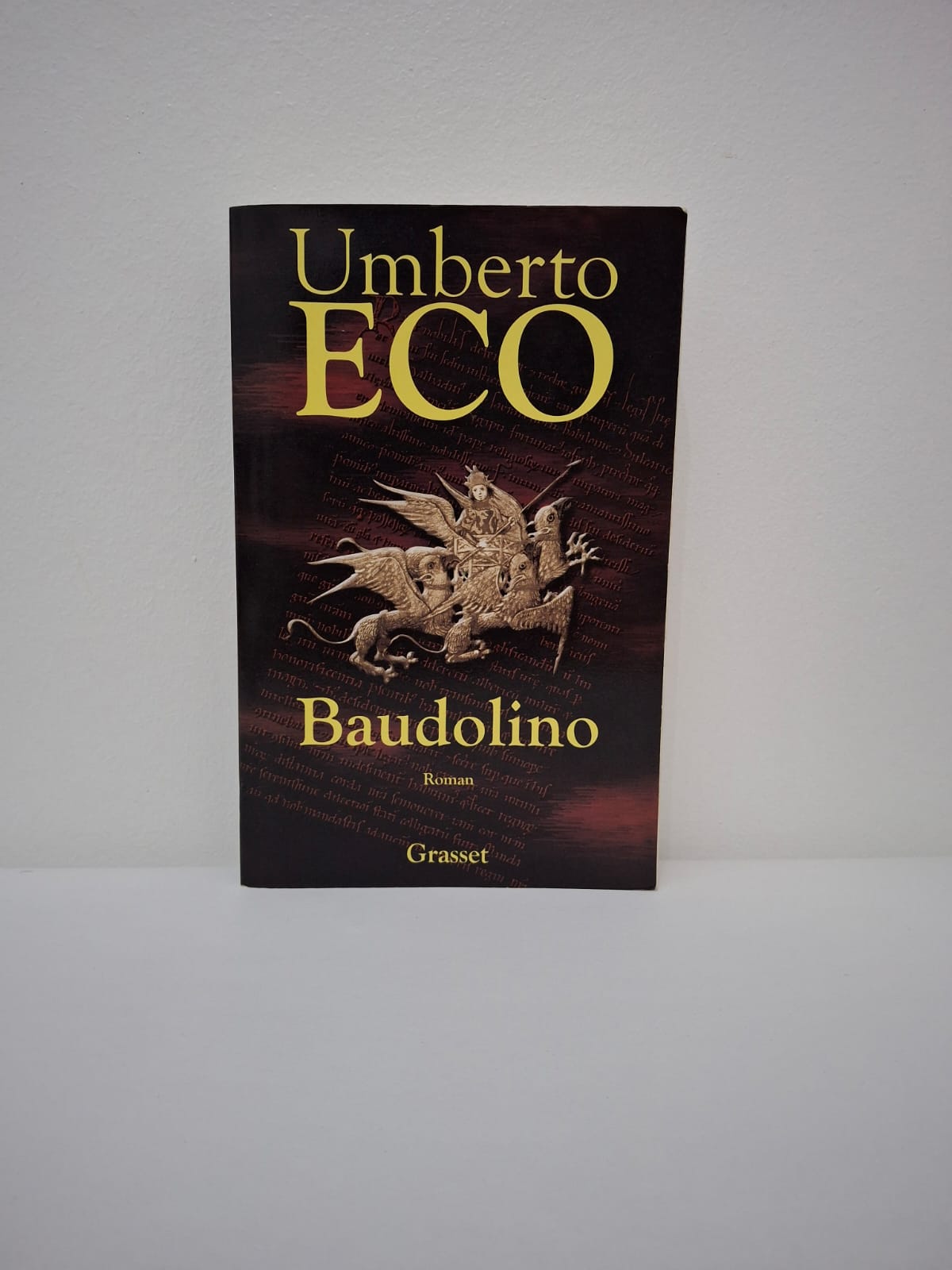 Baudolino-Umberto Eco Baudolino, un jeune paysan piémontais doté d'une imagination sans limite, devient le fils adoptif de l'empereur Frédéric Barberousse qu'il conseille tout au long de ses conquêtes. Entre la cour impériale, les bancs de l'université de Paris et la troisième croisade, il invente des reliques et des mondes lointains, dont le mythique royaume du Prêtre Jean. Ses mensonges finissent par créer l'Histoire elle-même, mêlant pillages, intrigues politiques et quêtes mystiques peuplées de créatures fantastiques. Umberto Eco signe ici une fresque picaresque où le rire dispute sans cesse à l'émotion la vérité des faits passés.