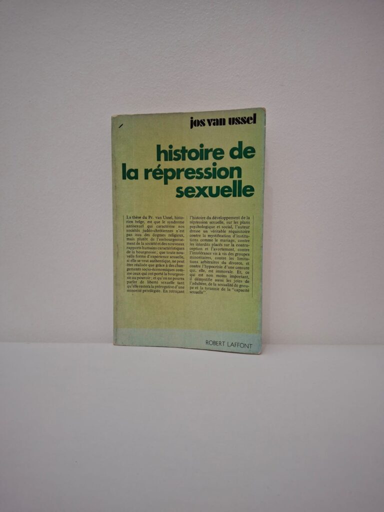 L'auteur soutient que le "syndrome antisexuel" moderne ne provient pas uniquement de la religion, mais surtout de l'ascension de la bourgeoisie et de ses impératifs socio-économiques. Van Ussel dresse un réquisitoire contre les institutions comme le mariage et la censure, tout en dénonçant l'hypocrisie entourant l'adultère et la contraception. Il explore comment la répression sexuelle est devenue un outil de contrôle social utilisé pour maintenir l'ordre et la productivité au détriment de l'épanouissement individuel. L'ouvrage appelle finalement à une libération authentique qui ne peut se faire sans une remise en question profonde des structures économiques dominantes.