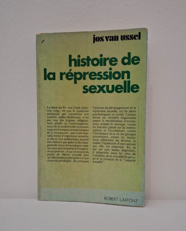 L'auteur soutient que le "syndrome antisexuel" moderne ne provient pas uniquement de la religion, mais surtout de l'ascension de la bourgeoisie et de ses impératifs socio-économiques. Van Ussel dresse un réquisitoire contre les institutions comme le mariage et la censure, tout en dénonçant l'hypocrisie entourant l'adultère et la contraception. Il explore comment la répression sexuelle est devenue un outil de contrôle social utilisé pour maintenir l'ordre et la productivité au détriment de l'épanouissement individuel. L'ouvrage appelle finalement à une libération authentique qui ne peut se faire sans une remise en question profonde des structures économiques dominantes.