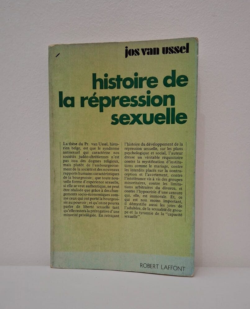 Histoire de la répression sexuelle-Jos van Ussel L'auteur soutient que le "syndrome antisexuel" moderne ne provient pas uniquement de la religion, mais surtout de l'ascension de la bourgeoisie et de ses impératifs socio-économiques. Van Ussel dresse un réquisitoire contre les institutions comme le mariage et la censure, tout en dénonçant l'hypocrisie entourant l'adultère et la contraception. Il explore comment la répression sexuelle est devenue un outil de contrôle social utilisé pour maintenir l'ordre et la productivité au détriment de l'épanouissement individuel. L'ouvrage appelle finalement à une libération authentique qui ne peut se faire sans une remise en question profonde des structures économiques dominantes.