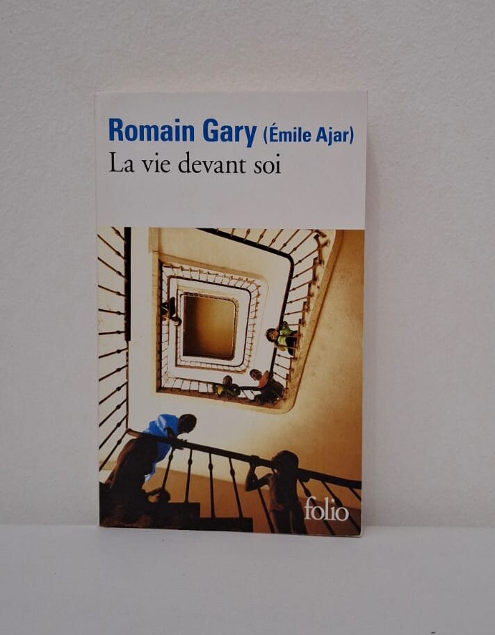La vie devant soi-Romain Gary Momo, un jeune orphelin musulman, grandit à Paris sous la protection de Madame Rosa, une ancienne déportée juive qui tient une "pension" pour les enfants de prostituées. Alors que la santé de Madame Rosa décline, Momo refuse de l'abandonner et l'accompagne avec une tendresse infinie dans ses derniers instants. À travers le regard naïf et lucide de l'enfant, le récit explore les thèmes de la marginalité, de la solidarité interculturelle et de la peur de vieillir. C'est une œuvre humaniste puissante qui démontre que l'on ne peut pas vivre sans amour, même dans la plus grande misère.