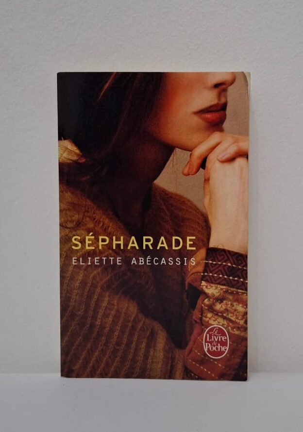 Sépharade-Eliette Abécassis L'histoire suit le destin d'une famille sur plusieurs générations, voyageant du Maroc à Israël jusqu'à la France. À travers les yeux de l'héroïne, Esther, le récit dépeint les rites ancestraux, les secrets de famille et le déchirement entre modernité et fidélité aux origines. C'est une quête identitaire profonde où se mêlent parfums d'Orient, exil et passion amoureuse, offrant un hommage vibrant à une culture marquée par la transmission. Le livre explore avec émotion ce que signifie porter un héritage millénaire dans un monde en perpétuel changement.