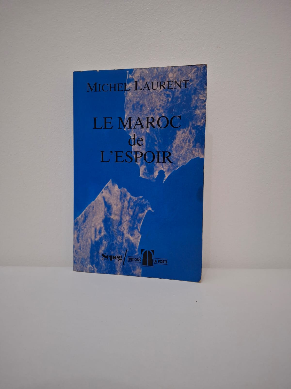 Le Maroc de l'espoir-Michel Laurent Michel Laurent explore les réformes politiques, économiques et sociales qui dessinent le visage d'un Maroc moderne et dynamique. L'auteur met en lumière les atouts stratégiques du pays, tout en abordant avec réalisme les défis structurels auxquels la société marocaine doit faire face. À travers une série d'observations sur le terrain, le livre souligne l'émergence d'une volonté collective de progrès et de démocratisation. C'est un plaidoyer pour un avenir prospère, fondé sur la stabilité institutionnelle et l'ouverture internationale du Royaume.
