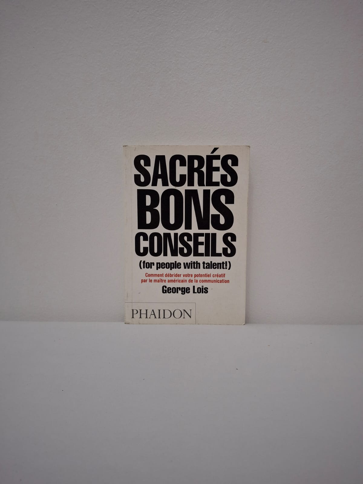 Sacrés Bons Conseils-George Lois À travers une série de conseils brefs et souvent provocateurs, George Lois partage les secrets de sa réussite dans le monde de la publicité et de la communication. L'auteur encourage le lecteur à rejeter la médiocrité, à avoir l'audace de prendre des risques et à défendre ses idées avec une conviction inébranlable. Il illustre ses propos par des exemples concrets tirés de sa propre carrière, comme ses couvertures iconiques pour le magazine Esquire. C'est un véritable manuel de survie et d'inspiration pour quiconque souhaite marquer son temps par une créativité originale et sans compromis.