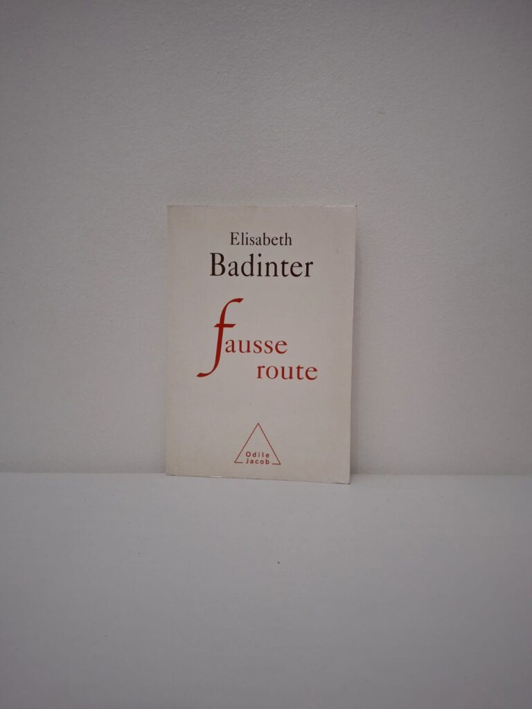 L'auteure dénonce une orientation du féminisme qu'elle juge victimaire, transformant les femmes en éternelles proies et les hommes en agresseurs par nature. Elle plaide pour un retour à l'universalité et à l'égalité, refusant toute forme de ségrégation des sexes ou de "guerre" identitaire. Badinter s'inquiète de voir le combat pour l'émancipation se perdre dans une quête de protection étatique qui finirait par infantiliser les femmes. C'est un appel à la responsabilité individuelle et à la reconnaissance d'une humanité commune au-delà des différences biologiques.