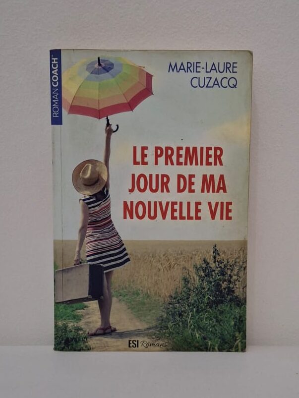 Le premier jour de ma nouvelle vie-Marie-Laure Cuzacq L'histoire suit le parcours d'une femme qui décide de tout quitter pour redonner un sens à son existence. Entre doutes et découvertes, elle entame une quête d'identité parsemée de rencontres marquantes qui vont bousculer ses certitudes. Ce récit lumineux aborde avec délicatesse les thèmes de la résilience, du courage et de la poursuite du bonheur authentique. C'est un livre qui encourage à oser le grand saut vers l'inconnu pour enfin vivre la vie que l'on a choisie.