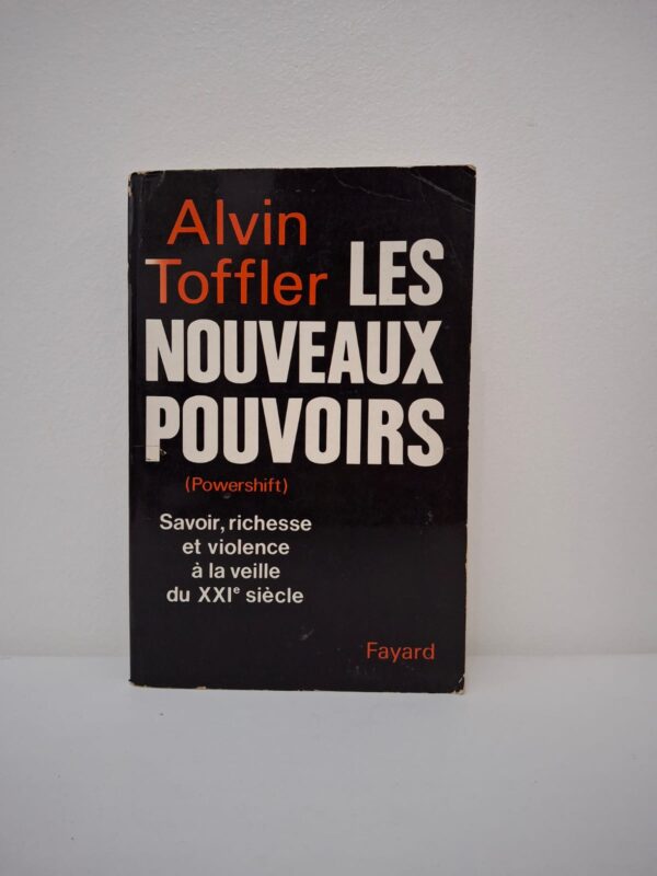 Alvin Toffler analyse le transfert de pouvoir ("Powershift") qui s'opère entre trois piliers fondamentaux : la violence, la richesse et le savoir. Il démontre que si la force et l'argent restent des outils de contrôle, c'est désormais la connaissance qui devient la ressource ultime et la plus démocratique du pouvoir moderne. L'auteur anticipe l'effondrement des hiérarchies traditionnelles au profit de réseaux d'information agiles, transformant radicalement les entreprises, les gouvernements et la vie quotidienne. Ce livre offre une grille de lecture visionnaire sur la manière dont le contrôle des données et de l'intelligence définit les nouveaux rapports de force mondiaux.