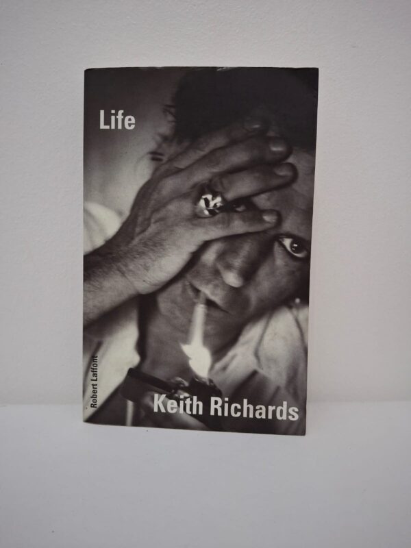 Dans ce témoignage fleuve, Keith Richards revient sur son enfance à Dartford, sa rencontre décisive avec Mick Jagger et l'ascension fulgurante des Rolling Stones. Avec une franchise désarmante, il détaille ses excès, ses démêlés avec la justice et sa relation tumultueuse avec Jagger, surnommé "Brenda" dans l'ouvrage. Au-delà des anecdotes de tournées, le livre est une véritable déclaration d'amour à la musique, expliquant sa technique de guitare en "open tuning" et son obsession pour le blues. C'est le portrait d'un survivant qui a traversé cinq décennies de chaos avec une guitare à la main