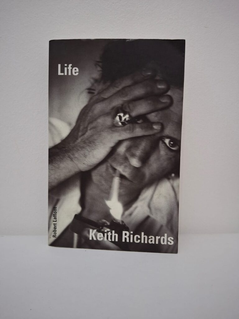 Dans ce témoignage fleuve, Keith Richards revient sur son enfance à Dartford, sa rencontre décisive avec Mick Jagger et l'ascension fulgurante des Rolling Stones. Avec une franchise désarmante, il détaille ses excès, ses démêlés avec la justice et sa relation tumultueuse avec Jagger, surnommé "Brenda" dans l'ouvrage. Au-delà des anecdotes de tournées, le livre est une véritable déclaration d'amour à la musique, expliquant sa technique de guitare en "open tuning" et son obsession pour le blues. C'est le portrait d'un survivant qui a traversé cinq décennies de chaos avec une guitare à la main