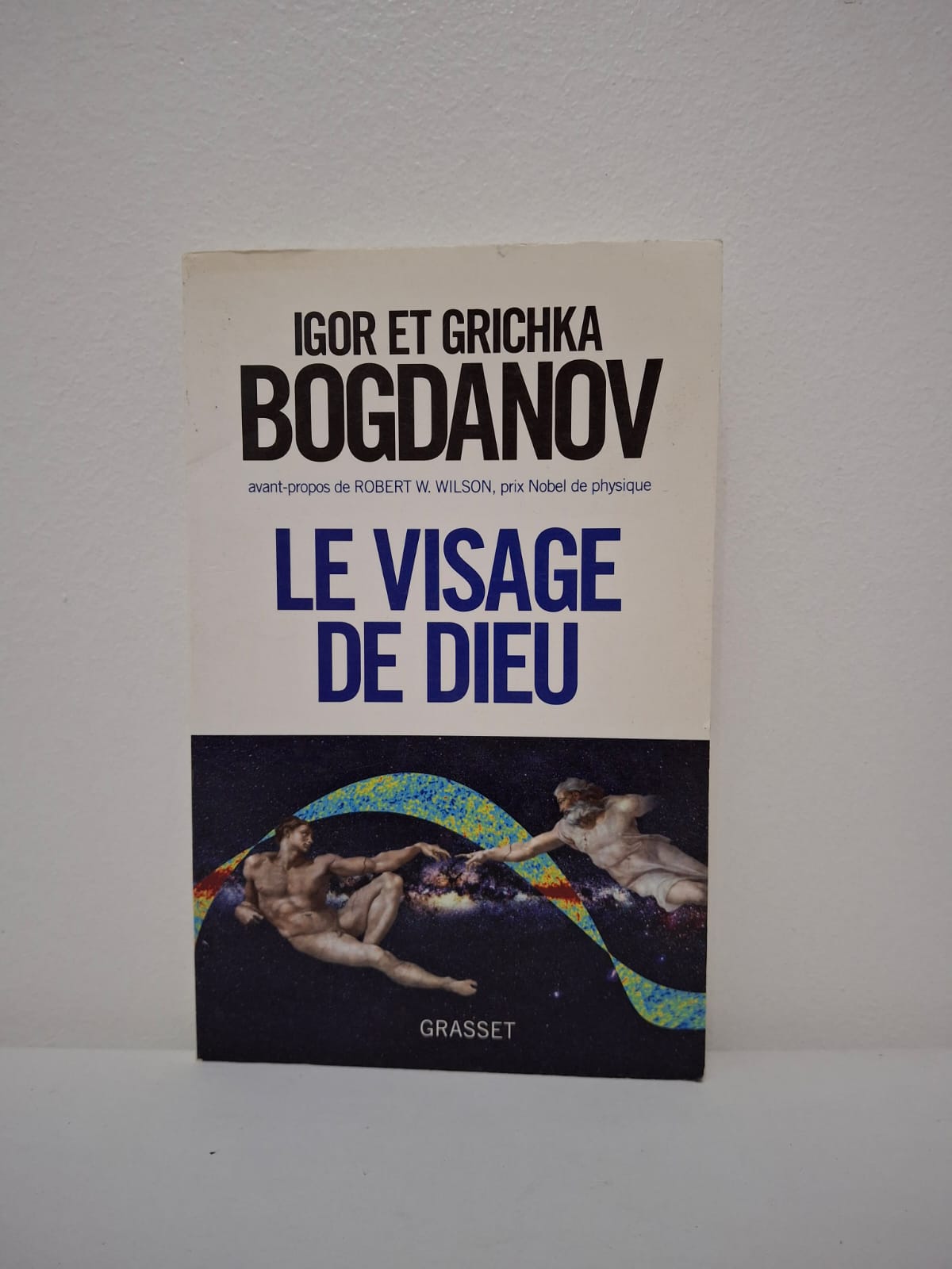 Le Visage de Dieu-Igor et Grichka Bogdanov Le livre retrace l'histoire du cosmos en se focalisant sur le rayonnement fossile, cette première lumière émise après la naissance de l'Univers. Les auteurs soutiennent que l'incroyable précision des constantes physiques suggère l'existence d'une "pensée" organisatrice, ce qu'Einstein appelait "le visage de Dieu". À travers un récit qui mêle physique théorique et réflexions philosophiques, ils invitent le lecteur à contempler l'instant zéro de la création. Bien que controversé au sein de la communauté scientifique pour ses interprétations audacieuses, l'ouvrage a connu un immense succès populaire grâce à son approche narrative et spectaculaire du mystère des origines.