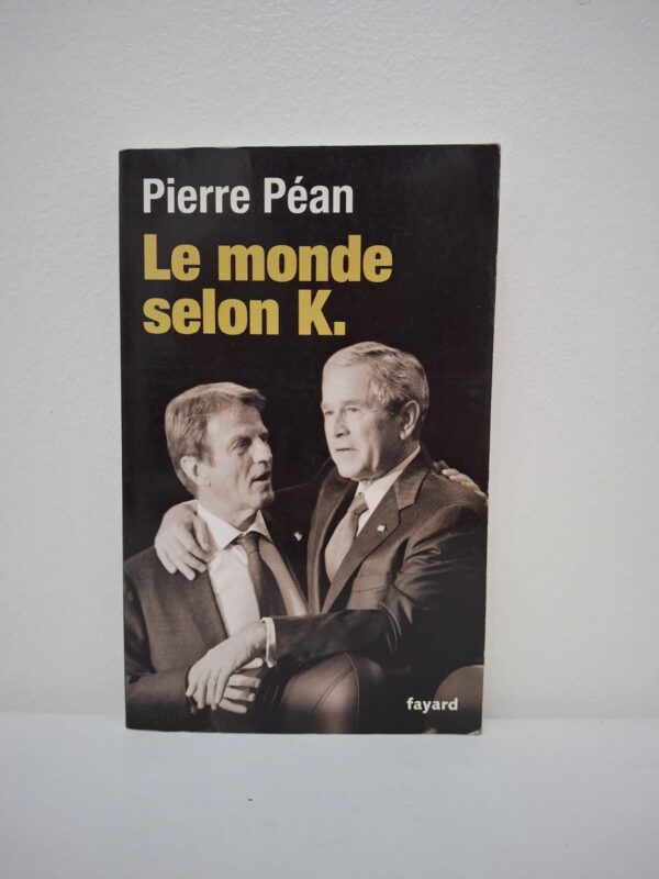 Pierre Péan décortique le parcours de l'ancien ministre français, remettant en cause le mythe de l'humanitaire désintéressé. L'auteur explore les liens ambigus entre les activités privées de conseil de "K" et ses responsabilités politiques publiques. L'ouvrage analyse l'influence de l'idéologie néoconservatrice sur la politique étrangère française sous l'ère Sarkozy. À travers des documents et témoignages, le livre dénonce un mélange des genres entre diplomatie, business et ingérence.