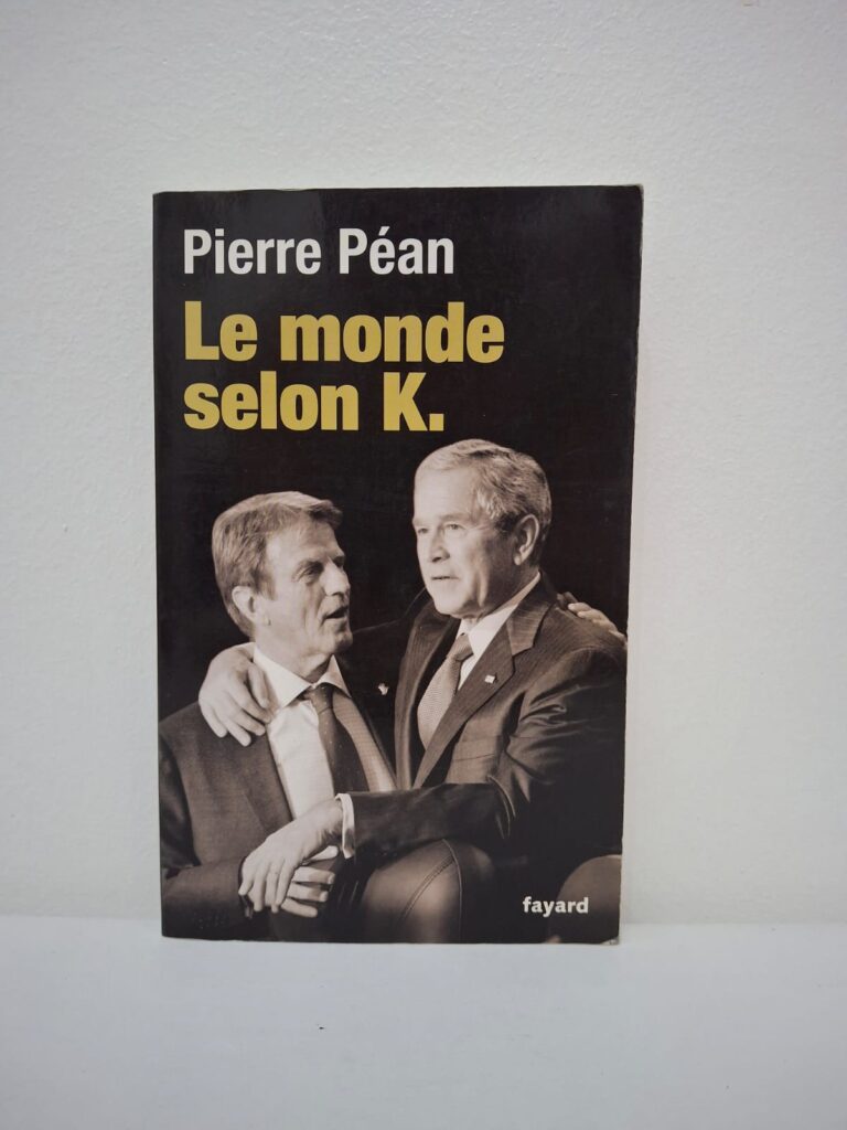 Pierre Péan décortique le parcours de l'ancien ministre français, remettant en cause le mythe de l'humanitaire désintéressé. L'auteur explore les liens ambigus entre les activités privées de conseil de "K" et ses responsabilités politiques publiques. L'ouvrage analyse l'influence de l'idéologie néoconservatrice sur la politique étrangère française sous l'ère Sarkozy. À travers des documents et témoignages, le livre dénonce un mélange des genres entre diplomatie, business et ingérence.