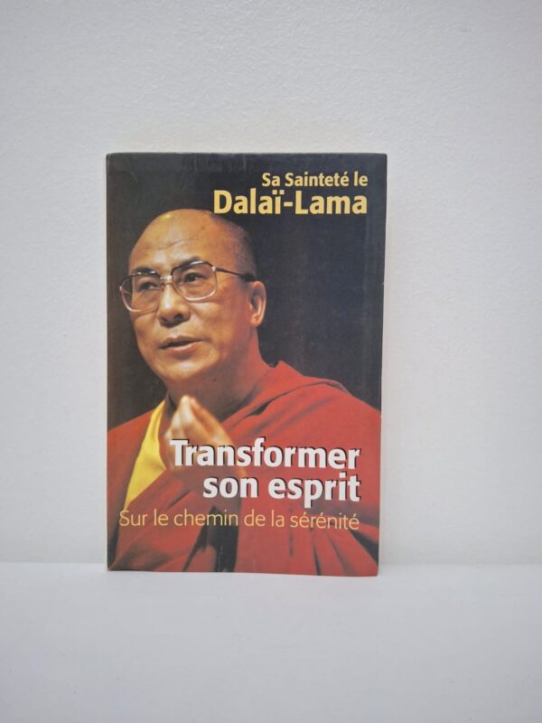 Le Dalaï-Lama explique comment l'entraînement de l'esprit permet de substituer les émotions négatives par des états mentaux positifs. L'ouvrage détaille des techniques de méditation accessibles pour développer une discipline mentale face aux souffrances du quotidien. L'auteur met l'accent sur l'importance de l'altruisme et de la bienveillance comme piliers fondamentaux du bonheur véritable. Le livre propose un cheminement progressif pour atteindre une sérénité durable, indépendamment des circonstances extérieures