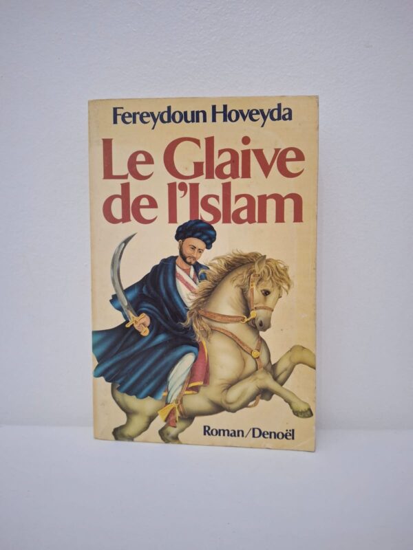 L'auteur utilise le genre du roman pour retracer l'histoire complexe de l'Islam, mêlant conquêtes militaires et quête spirituelle. Le récit met en scène des personnages et des événements clés qui ont façonné l'identité du monde musulman depuis ses origines. Fereydoun Hoveyda, ancien diplomate iranien, propose une réflexion sur le lien entre la foi, le pouvoir et l'usage de la force. L'ouvrage offre une perspective unique sur les tensions entre tradition et modernité au sein d'une civilisation en constante mutation.