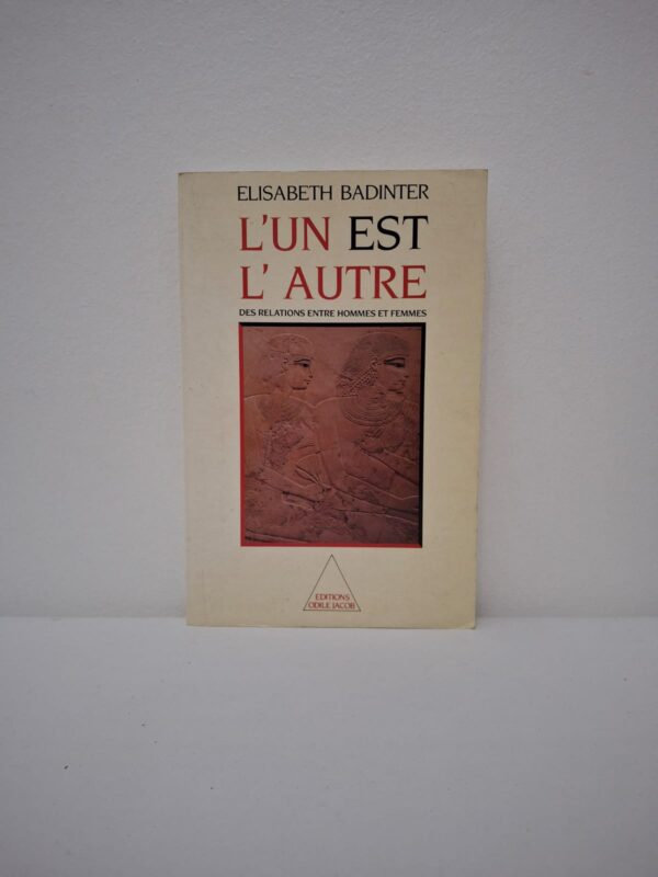 Elisabeth Badinter retrace l'histoire des relations hommes-femmes, de la prédominance du patriarcat jusqu'à l'émergence de l'égalité moderne. L'auteure déconstruit le mythe de la "nature féminine" ou "masculine" pour démontrer que les rôles sociaux sont avant tout des constructions culturelles. Elle analyse la transition d'un modèle fondé sur la division hiérarchique des tâches vers un idéal de ressemblance et d'androgynie psychologique. L'ouvrage explore les bouleversements identitaires actuels, affirmant que l'égalité réelle passe par l'acceptation de notre part commune d'humanité.