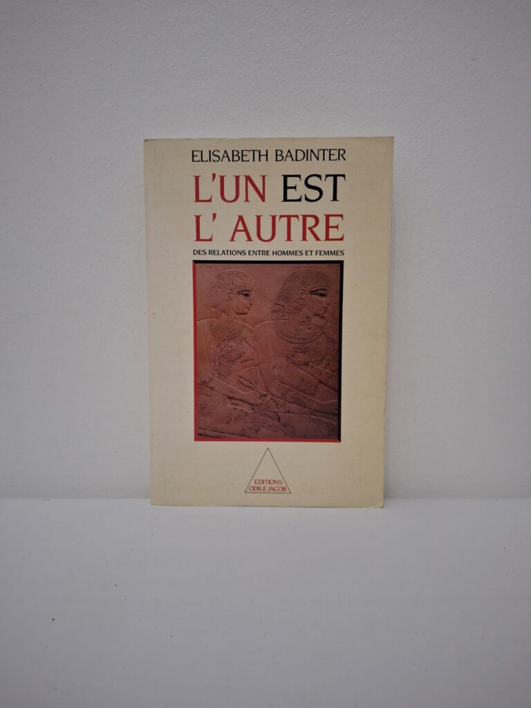 Elisabeth Badinter retrace l'histoire des relations hommes-femmes, de la prédominance du patriarcat jusqu'à l'émergence de l'égalité moderne. L'auteure déconstruit le mythe de la "nature féminine" ou "masculine" pour démontrer que les rôles sociaux sont avant tout des constructions culturelles. Elle analyse la transition d'un modèle fondé sur la division hiérarchique des tâches vers un idéal de ressemblance et d'androgynie psychologique. L'ouvrage explore les bouleversements identitaires actuels, affirmant que l'égalité réelle passe par l'acceptation de notre part commune d'humanité.