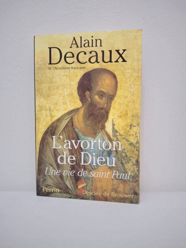 L'ouvrage explore la métamorphose de Saul, persécuteur des chrétiens, devenu l'apôtre Paul après sa fulgurante conversion sur le chemin de Damas. L'auteur raconte avec passion les voyages incessants de Paul à travers l'Empire romain pour fonder les premières communautés chrétiennes. Le livre analyse la pensée complexe de Paul et son rôle crucial dans l'ouverture du christianisme aux "Gentils" (les non-juifs). À travers un récit vivant, Decaux dépeint un homme fragile mais d'une volonté d'acier, se qualifiant lui-même d'"avorton" face à la grandeur de sa mission
