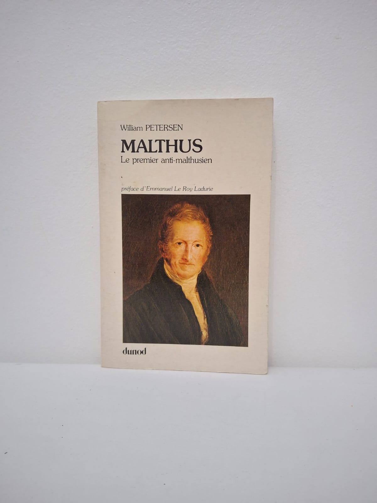 Malthus : Le premier anti-malthusien-William Petersen William Petersen analyse les idées réelles de Malthus en les distinguant des interprétations caricaturales souvent colportées par ses détracteurs. L'ouvrage explore la complexité du "principe de population" et son impact sur la pensée économique et sociale depuis plus d'un siècle. L'auteur soutient que Malthus était moins un prophète de malheur qu'un observateur lucide des contraintes biologiques et sociales de son temps. Le livre examine comment les théories de Malthus continuent de hanter les débats contemporains sur la croissance, la pauvreté et les ressources mondiales.