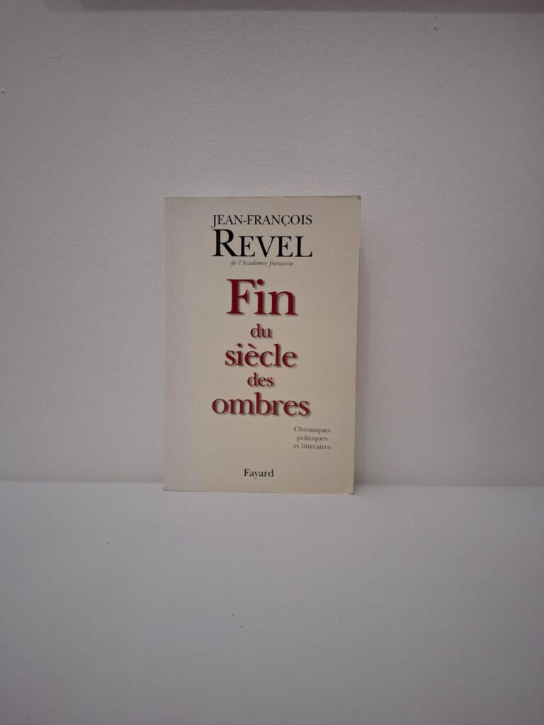 L'ouvrage analyse l'effondrement des grands systèmes totalitaires communistes qui dominaient une vaste partie du globe jusqu'à la fin des années 1980. Revel y observe une double révolution, à la fois politique et culturelle, marquée par la disparition des idéologies globales au profit d'une renaissance de la liberté individuelle. À travers des articles publiés dans L'Express et Le Point, l'auteur épingle avec ironie et précision les ridicules de son époque tout en défendant la démocratie libérale. Ce témoignage intellectuel offre une réflexion profonde sur le passage vers un nouveau siècle débarrassé des "ombres" idéologiques.