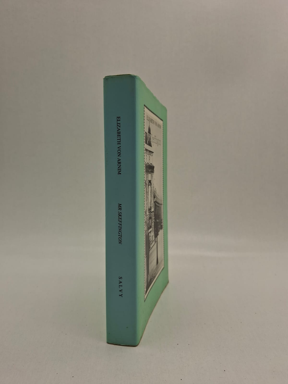 Elizabeth von Arnim Mr Skeffington L’histoire suit Fanny Skeffington, une femme élégante et séduisante attachée à son apparence et à sa vie sociale. Avec les années, elle doit faire face au vieillissement et à la solitude. Le roman montre l’évolution de ses relations avec son entourage et son mari. Elizabeth von Arnim mêle humour, émotion et réflexion sur la condition humaine.