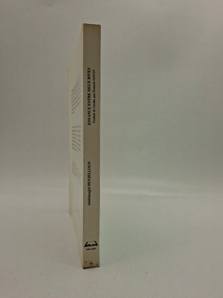 Dans cette œuvre, Abdelmajid Benjelloun évoque son enfance avec émotion et simplicité. Il raconte sa vie entre deux rives, symbole de deux cultures différentes. Le livre montre les difficultés, les souvenirs et les expériences vécues durant cette période. L’auteur met aussi en valeur l’importance de la famille, de l’éducation et de l’identité culturelle.