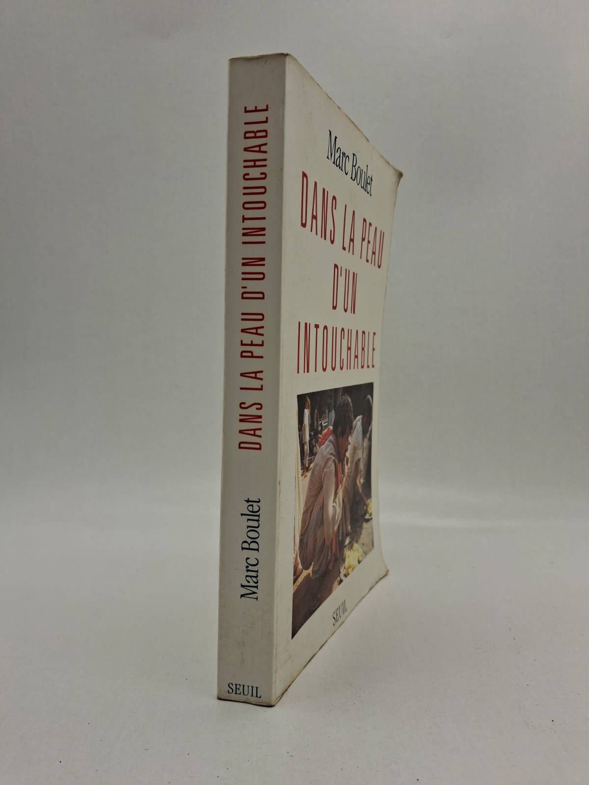 Dans la peau d’un intouchable Marc Boulet Marc Boulet partage son immersion dans la vie difficile des intouchables, une classe sociale rejetée en Inde. Il décrit leurs souffrances, la pauvreté et les discriminations qu’ils subissent chaque jour. À travers son expérience, l’auteur cherche à comprendre leur réalité et leurs conditions de vie.