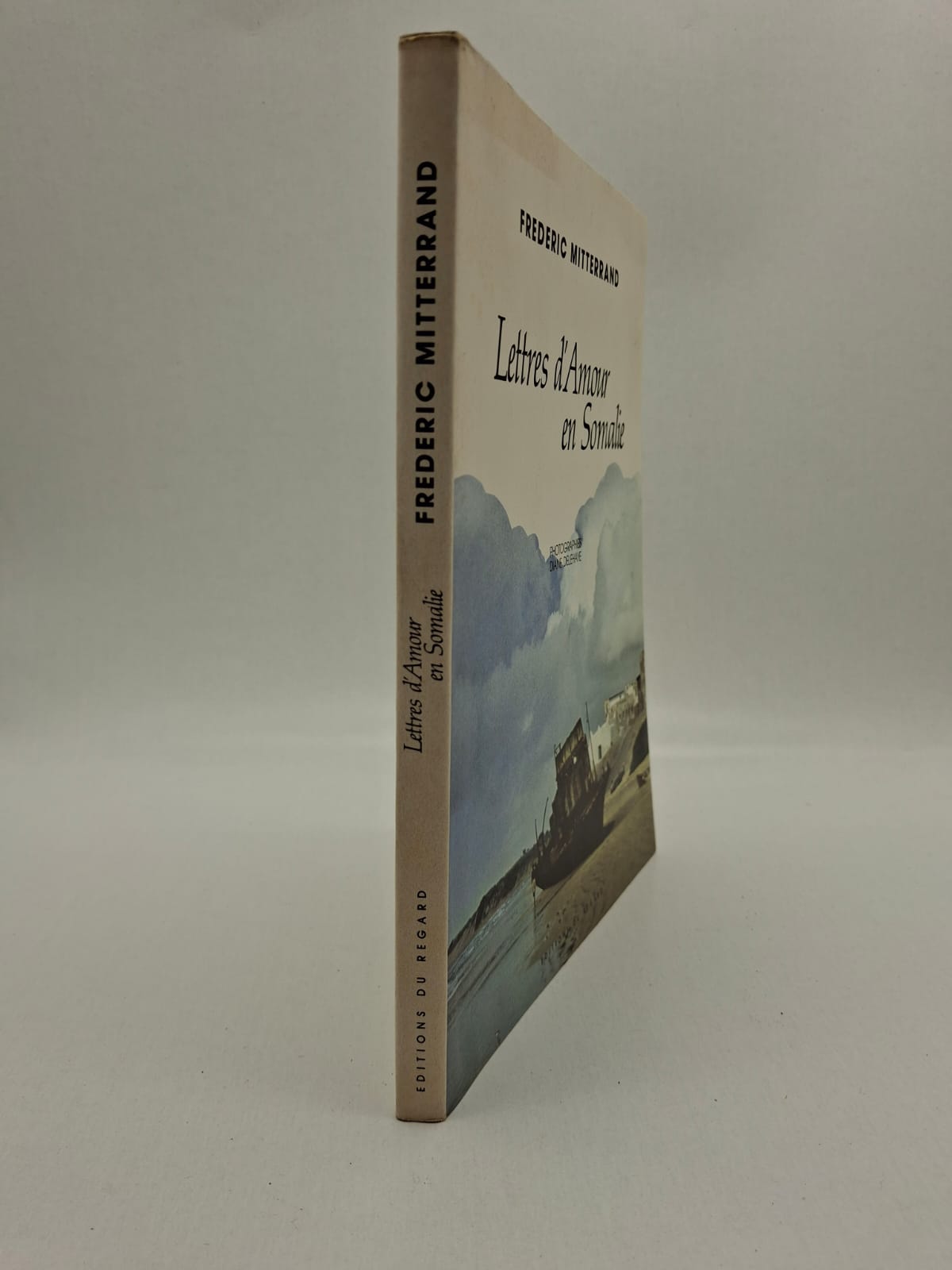 Lettres d’Amour en Somalie Frédéric Mitterrand Frédéric Mitterrand raconte son expérience et ses émotions lors de son séjour en Somalie. Le livre présente des lettres pleines de sensibilité et de réflexion sur l’amour et le voyage. Les photographies de Diane Delehaye accompagnent le récit et montrent la beauté des paysages somaliens.