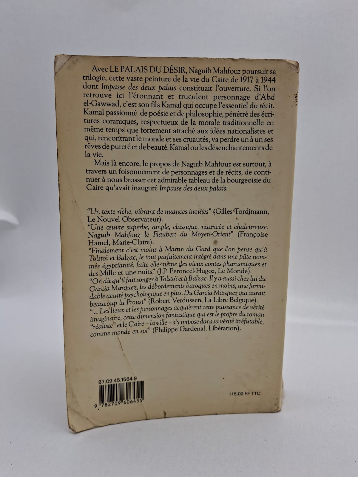 Le Palais du désir Naguib Mahfouz Le livre suit la famille d’Ahmad Abd al-Jawad au Caire. Les enfants grandissent et cherchent leur liberté face à l’autorité du père. Les personnages vivent des conflits entre tradition, amour et modernité. Naguib Mahfouz décrit avec réalisme la société égyptienne et les relations familiales.