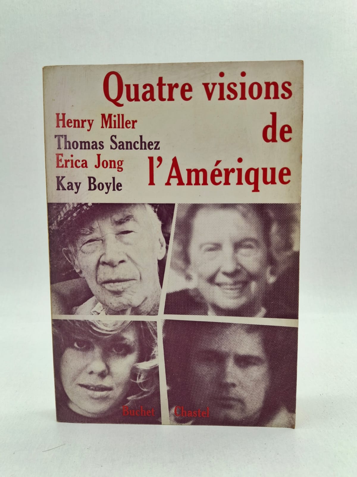 Quatre visions de l'Amérique-Henry Miller, Thomas Sanchez, Erica Jong et Kay Boyle. L'ouvrage rassemble les perspectives contrastées d'écrivains emblématiques sur leur pays d'origine, mêlant critique sociale et analyse culturelle. À travers leurs expériences personnelles et leurs styles distincts, ils explorent les paradoxes, les rêves et les désillusions d'une Amérique en constante mutation. Cette anthologie propose un voyage intellectuel profond pour comprendre les racines et les enjeux de la puissance américaine. C'est un témoignage littéraire précieux sur la diversité des sensibilités qui composent le paysage intellectuel des États-Unis.