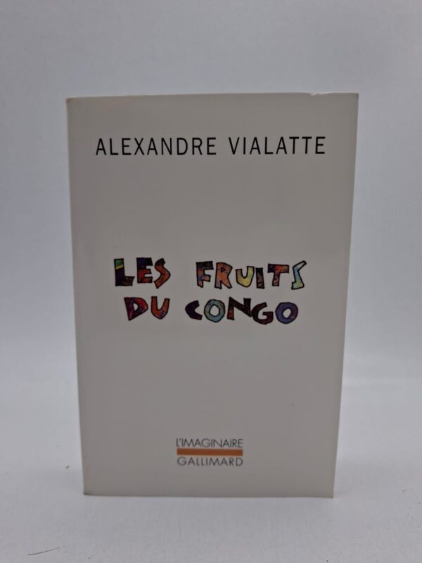 L'histoire suit un groupe de jeunes gens dans une ville de province, dont l'existence est bouleversée par l'apparition d'une mystérieuse jeune fille et l'évocation d'un Congo fantasmé. Vialatte y déploie son style unique, mêlant une mélancolie profonde à un humour absurde pour explorer la quête d'absolu de la jeunesse. Le récit transforme le quotidien en une épopée baroque où le rêve et la réalité se confondent perpétuellement. C'est un chef-d'œuvre de la littérature de l'imaginaire qui célèbre la puissance de l'émerveillement face à la banalité du monde.