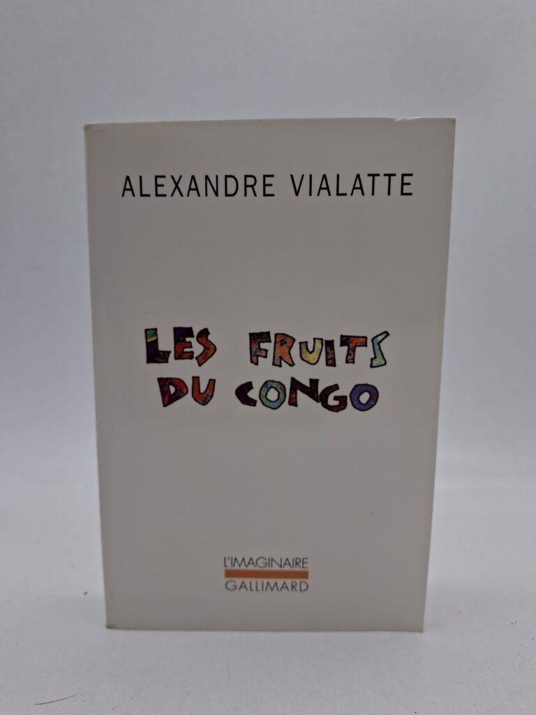 L'histoire suit un groupe de jeunes gens dans une ville de province, dont l'existence est bouleversée par l'apparition d'une mystérieuse jeune fille et l'évocation d'un Congo fantasmé. Vialatte y déploie son style unique, mêlant une mélancolie profonde à un humour absurde pour explorer la quête d'absolu de la jeunesse. Le récit transforme le quotidien en une épopée baroque où le rêve et la réalité se confondent perpétuellement. C'est un chef-d'œuvre de la littérature de l'imaginaire qui célèbre la puissance de l'émerveillement face à la banalité du monde.
