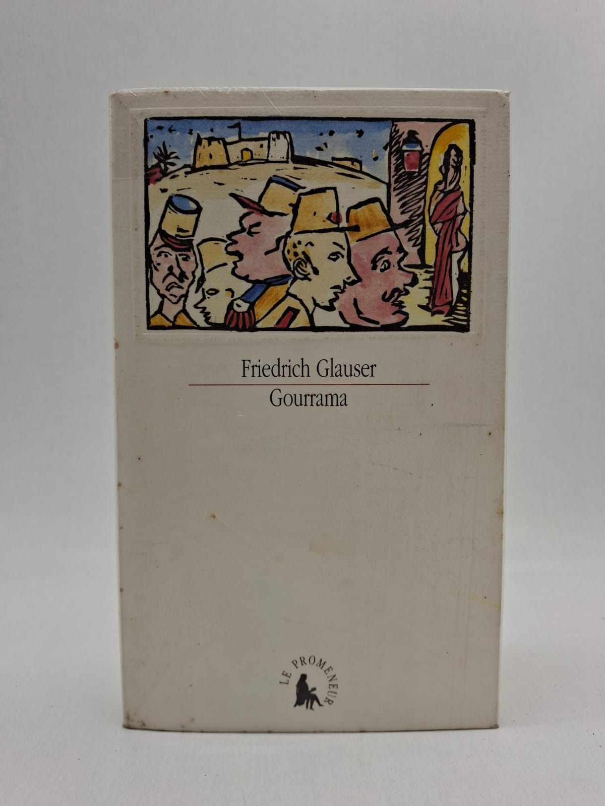 Gourrama-Friedrich Glauser. Le récit dépeint avec un réalisme brut et sans concession la vie quotidienne de légionnaires stationnés dans l'avant-poste de Gourrama, au Maroc. Loin de l'héroïsme romantique souvent associé à ce corps d'armée, Glauser explore l'ennui, la chaleur étouffante et la psychologie complexe d'hommes déracinés cherchant à fuir leur passé. À travers une galerie de portraits saisissants, l'auteur livre une critique sociale poignante et une réflexion sur la condition humaine dans un milieu clos. C'est un texte puissant qui brise les mythes coloniaux pour révéler une vérité humaine plus sombre et mélancolique.