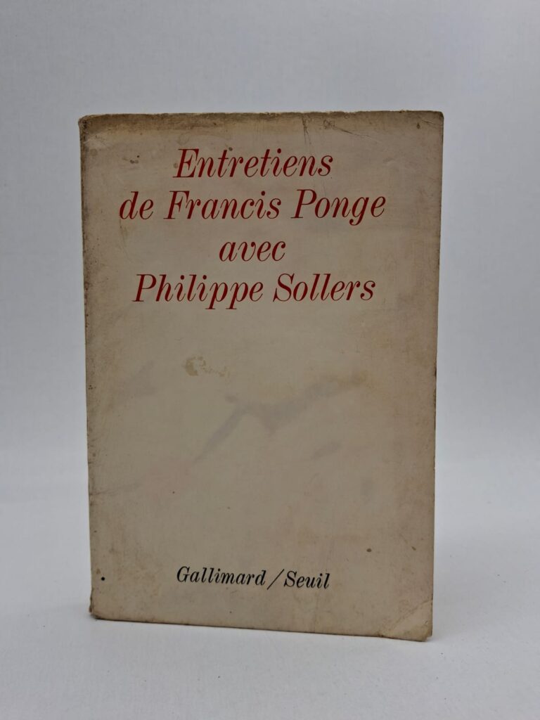À travers ces dialogues, Francis Ponge explicite sa démarche poétique unique, centrée sur « le parti pris des choses » et la matérialité du langage. Philippe Sollers, alors figure de proue de l'avant-garde, interroge le poète sur son rapport à l'écriture, à l'objet et à la révolution littéraire. L'ouvrage offre une analyse profonde du processus de création et de la fonction politique et sociale du mot. C'est un document essentiel pour comprendre l'évolution de la modernité littéraire et la pensée de l'un des plus grands stylistes de la langue française.
