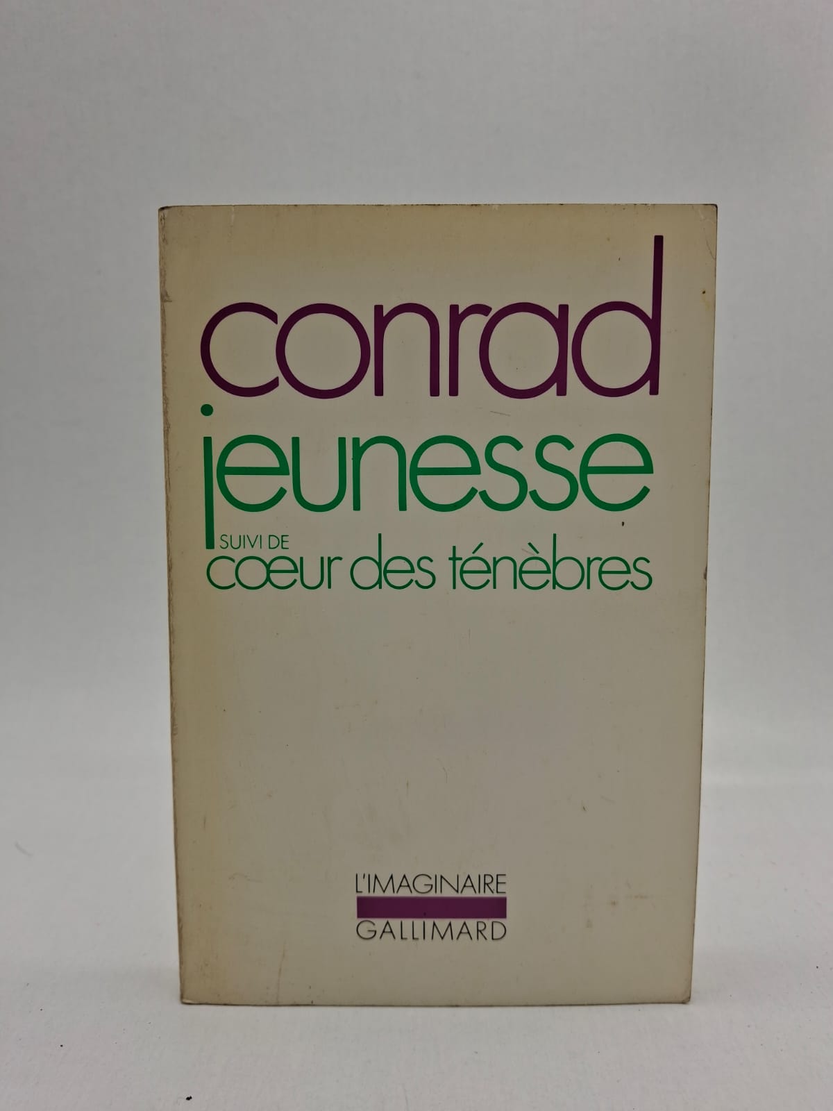 Jeunesse suivi de Cœur des ténèbres-Joseph Conrad. Jeunesse relate la première expédition mouvementée d'un jeune officier vers l'Orient, célébrant l'ardeur et l'optimisme invincible de la jeunesse face aux éléments. Cœur des ténèbres suit le voyage de Marlow remontant le fleuve Congo à la recherche du mystérieux Kurtz, plongé dans la folie coloniale. L'auteur utilise l'environnement marin et sauvage comme un miroir de la psyché humaine, révélant la fragilité de la civilisation. Ces textes sont reconnus pour leur profondeur philosophique et leur critique acerbe de l'impérialisme, tout en restant des épopées narratives intemporelles.